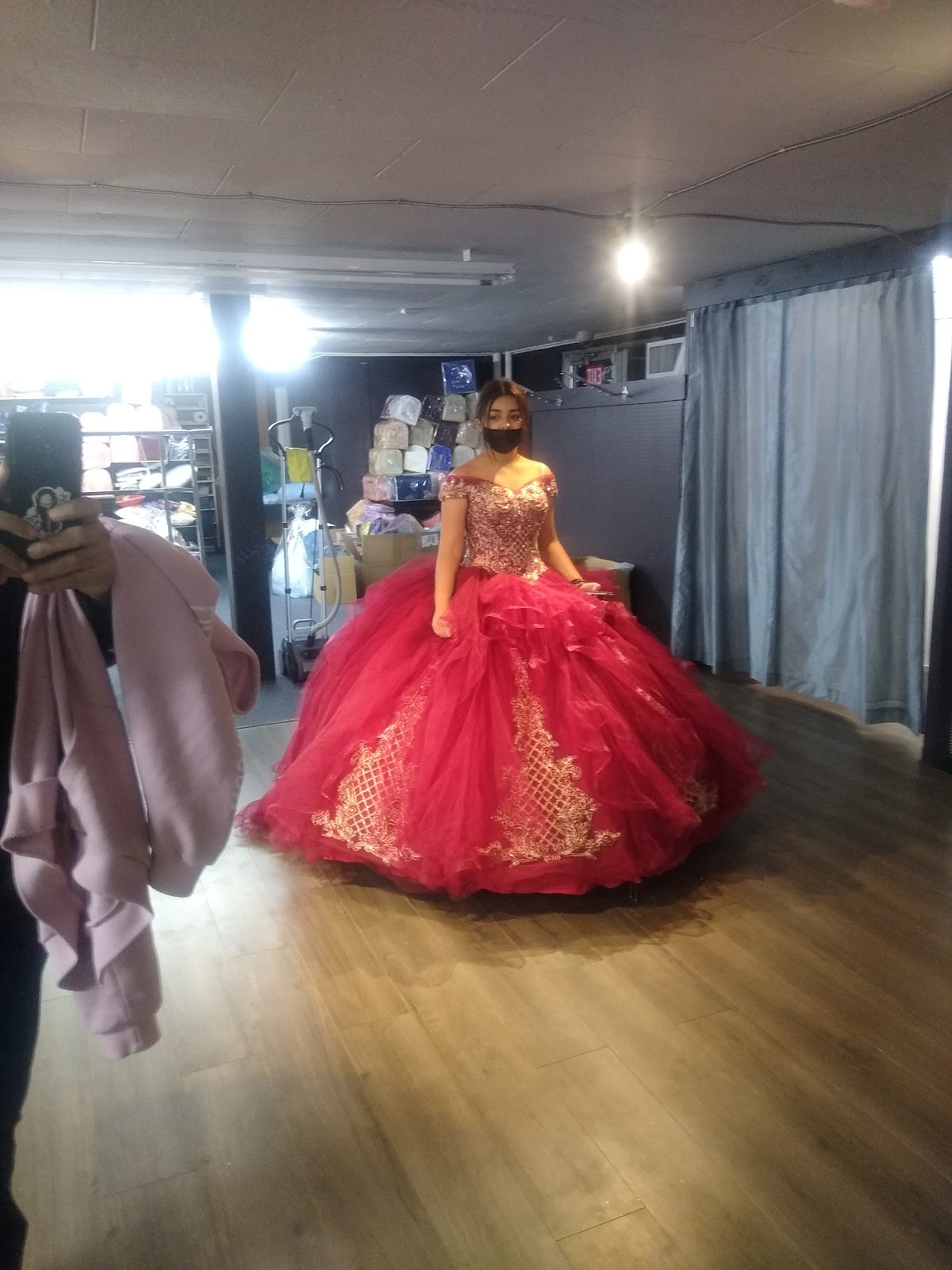 Clienta probándose un vestido de XV Años en la tienda
