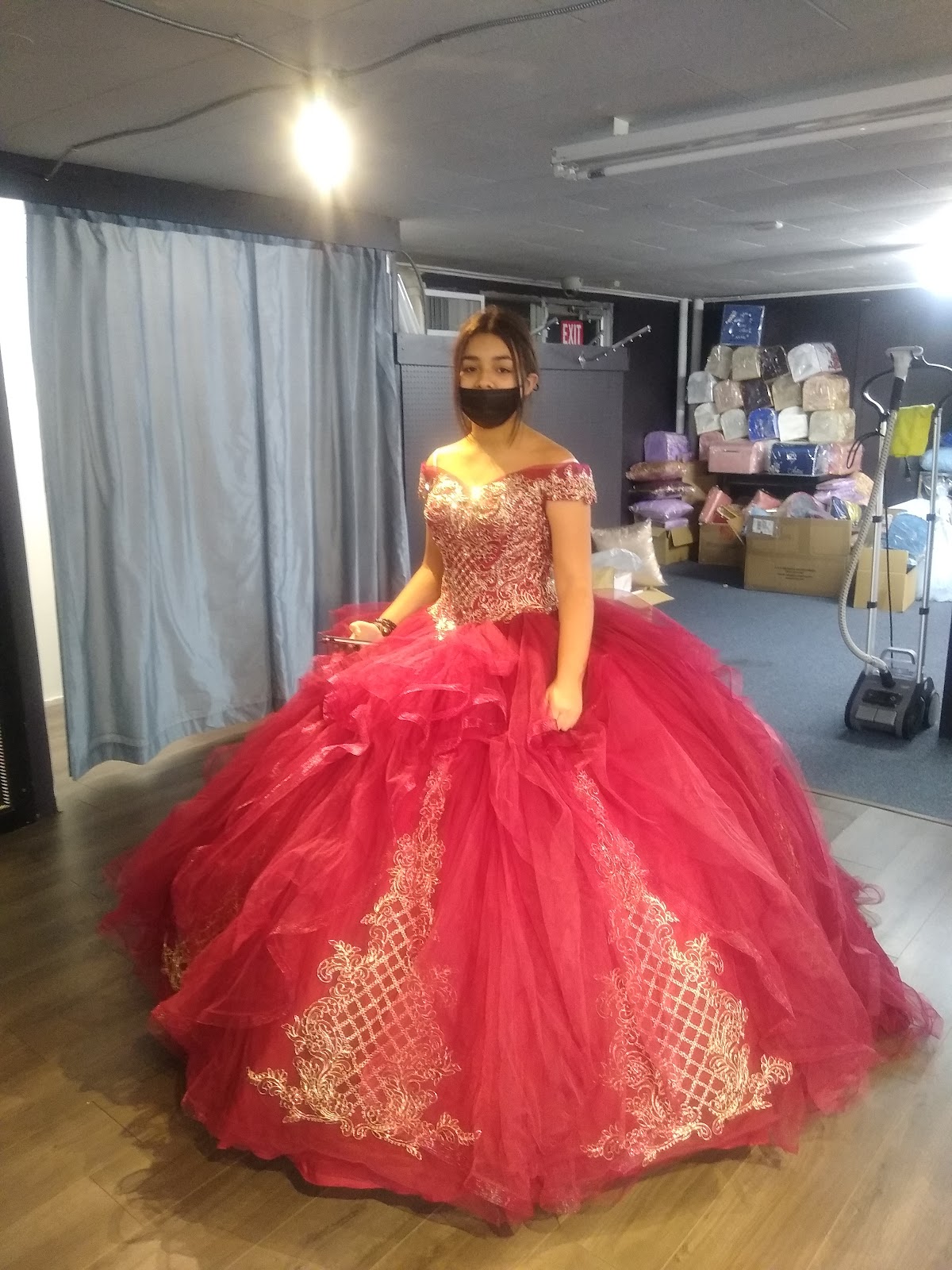 Vestido de quinceañera en rojo y dorado en la boutique