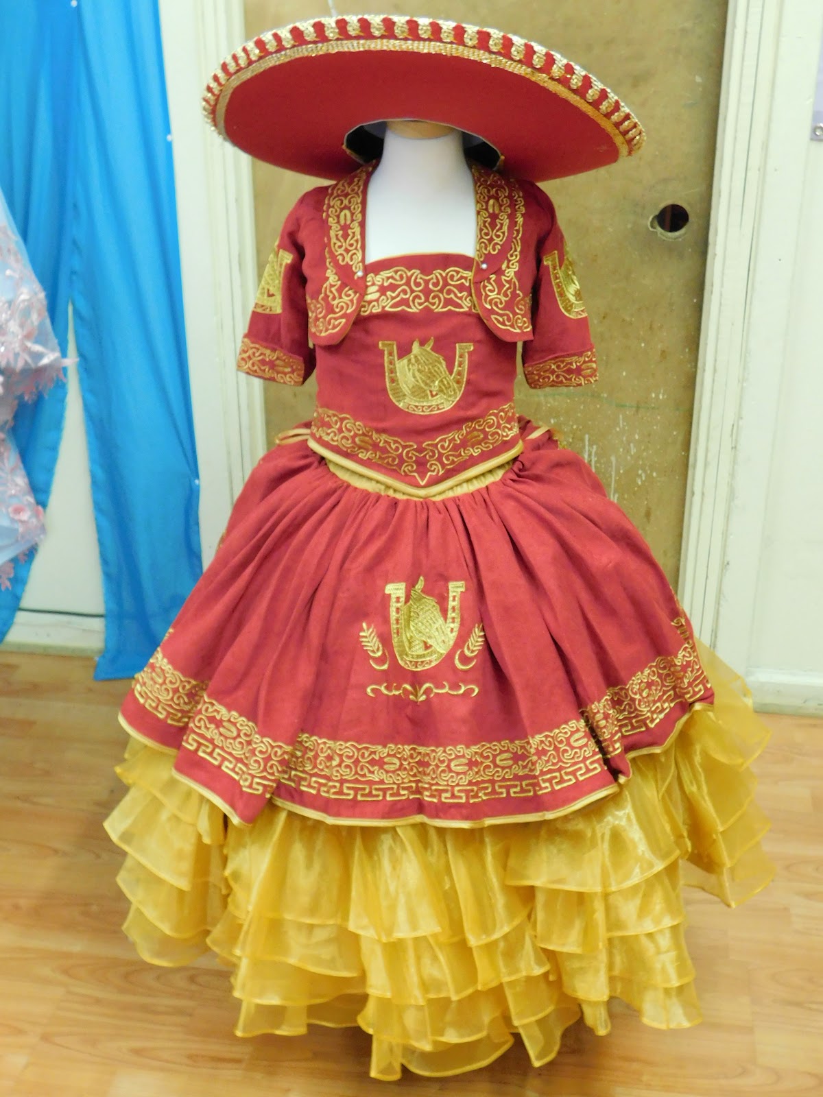 Traje folklórico de charro en rojo y dorado